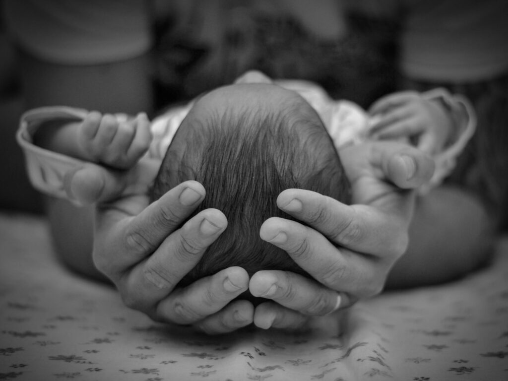 Pourquoi mon enfant a-t-il la tête plate ? ou comment limiter les conséquences d’un torticolis congénital